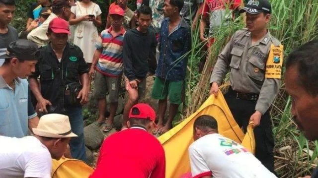 Selfie Berakhir Petaka. Ingin Swafoto Keluarga, Ayah dan Dua Anaknya Tewas Tercebur ke dalam Sungai 5