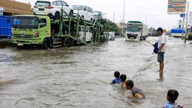 15 Potret Santainya Orang Indonesia Saat Hadapi Banjir. Yang Penting Harus Selalu Bersyukur sih, Yha~ 20