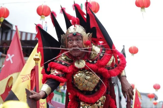 9+ Potret Perayaan Cap Go Meh 2019 di Singkawang yang Menegangkan tapi Spektakuler Abis! 14