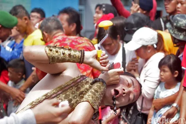 9+ Potret Perayaan Cap Go Meh 2019 di Singkawang yang Menegangkan tapi Spektakuler Abis! 15
