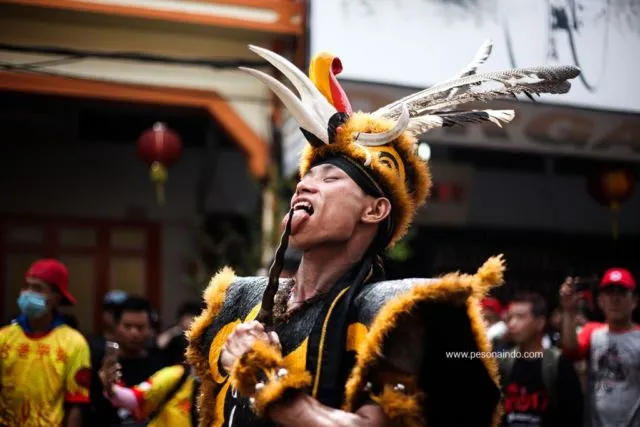 9+ Potret Perayaan Cap Go Meh 2019 di Singkawang yang Menegangkan tapi Spektakuler Abis! 16