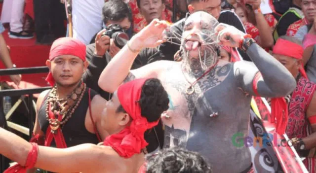 9+ Potret Perayaan Cap Go Meh 2019 di Singkawang yang Menegangkan tapi Spektakuler Abis! 18