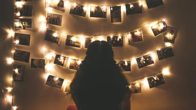 Melihat Kepribadian Teman dari Jenis Pajangan di Dinding Kamar Kosannya. Hmmm, Coba Cek~ 13