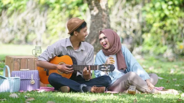 8 Properti ini Bisa Bikin Sesi Foto Prewedding Lebih Luwes. Nggak Biasa Berpose Pun Jadi Kelihatan Pantes 16