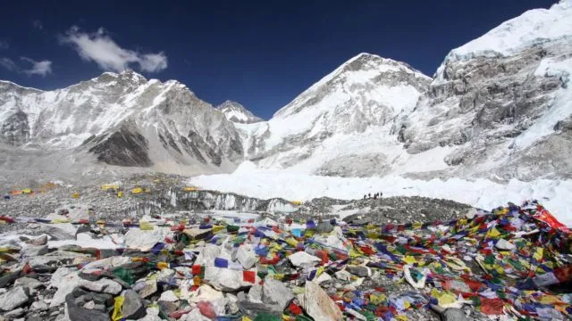 8 Potret Miris Gunung Everest yang Dipenuhi Sampah. Saking Parahnya, Salah Satu Base Camp Ditutup 9