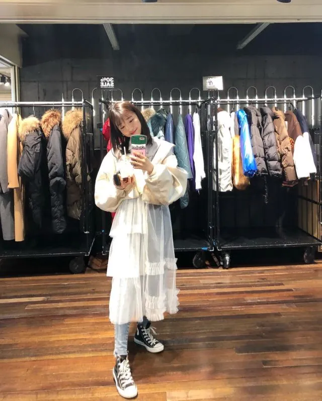 Inilah 12 Cara Padu Padan Baju Saat Pakai Sneakers Hitam Ala Sunny Dahye. Gaya Kasualnya Menawan Hati 23