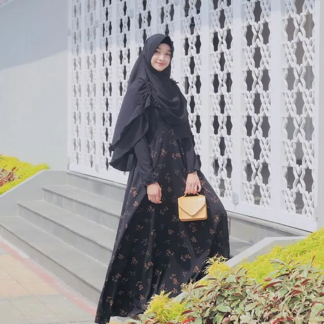 Inilah 12 Gaya Hijab Syar'i untuk Remaja Ala Bella Almira. Dipakai Sehari-hari Nggak Kelihatan Tua 19