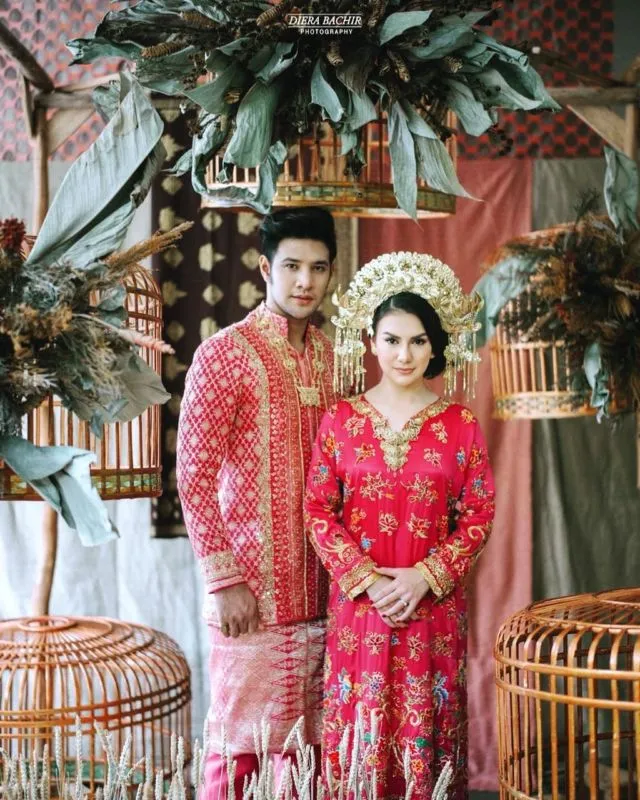 10 Foto Artis Prewedding dengan Riasan Adat Sumatera. Nggak Kalah dari Ammar Zoni dan Irish Bella! 13
