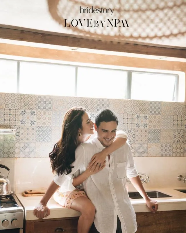 10 Foto Prewedding Indoor Ala Rumahan yang Elegan 11