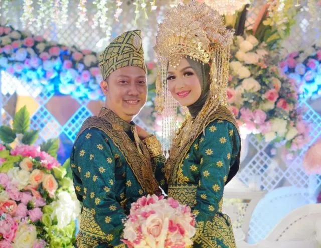 10 Potret Memukau Pengantin dari Pulau Sumatera. Pandangan Tak Bisa Beralih dari Indahnya Mahkota Mereka! 20