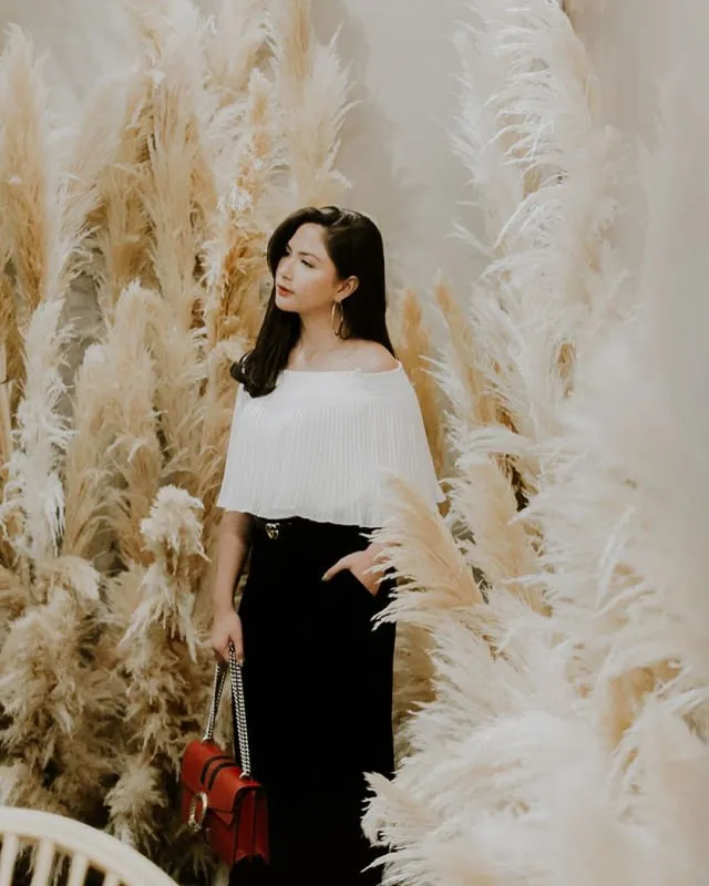 10 Ide Atasan Off Shoulder ala Selebgram yang Kecenya Kebangetan. Bikin Wajah Jadi Lebih Tirus Lo~ 18