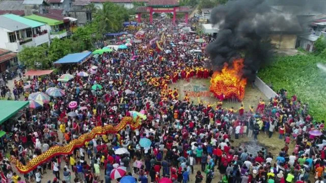 9+ Potret Perayaan Cap Go Meh 2019 di Singkawang yang Menegangkan tapi Spektakuler Abis! 20