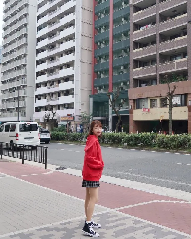 Inilah 12 Cara Padu Padan Baju Saat Pakai Sneakers Hitam Ala Sunny Dahye. Gaya Kasualnya Menawan Hati 14