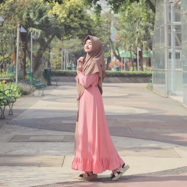 Inilah 12 Gaya Hijab Syar'i untuk Remaja Ala Bella Almira. Dipakai Sehari-hari Nggak Kelihatan Tua 14
