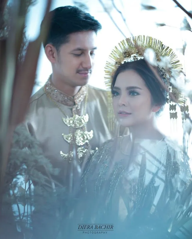 10 Foto Artis Prewedding dengan Riasan Adat Sumatera. Nggak Kalah dari Ammar Zoni dan Irish Bella! 20
