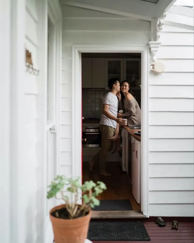 10 Foto Prewedding Indoor Ala Rumahan yang Elegan 20