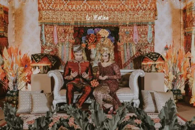 10 Potret Memukau Pengantin dari Pulau Sumatera. Pandangan Tak Bisa Beralih dari Indahnya Mahkota Mereka! 19