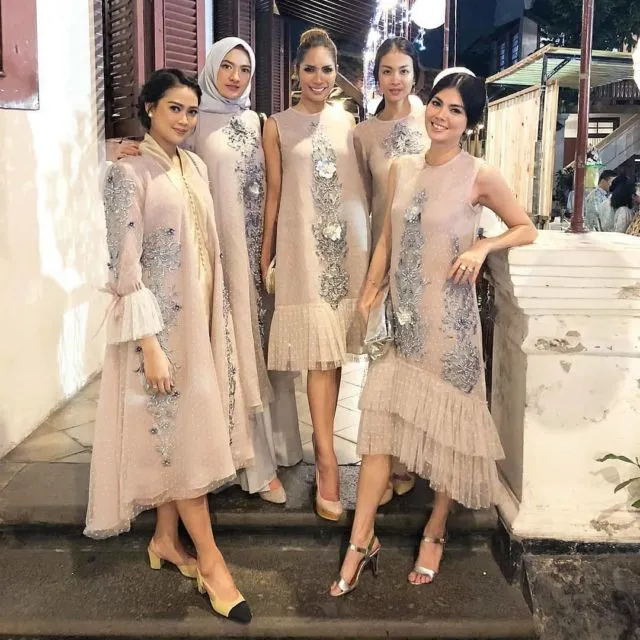 10 Inspirasi Model Baju Bukan Kebaya dari Kain Tule 19