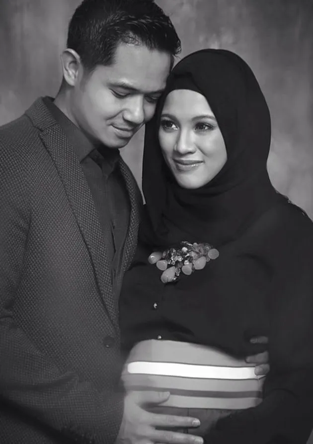 Intip Cantiknya Pose Kehamilan Raisa dalam Konsep Hitam Putih! 10 Ide Foto Serupa Ala Artis Ini Pun Layak Coba 16