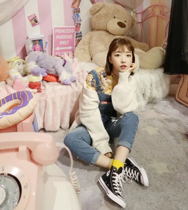 Inilah 12 Cara Padu Padan Baju Saat Pakai Sneakers Hitam Ala Sunny Dahye. Gaya Kasualnya Menawan Hati 16