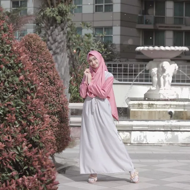 Inilah 12 Gaya Hijab Syar'i untuk Remaja Ala Bella Almira. Dipakai Sehari-hari Nggak Kelihatan Tua 15