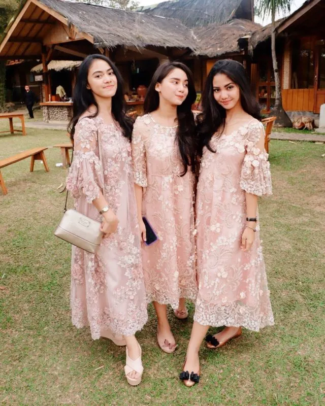 10 Inspirasi Model Baju Bukan Kebaya dari Kain Tule 20