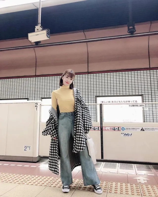 Inilah 12 Cara Padu Padan Baju Saat Pakai Sneakers Hitam Ala Sunny Dahye. Gaya Kasualnya Menawan Hati 18