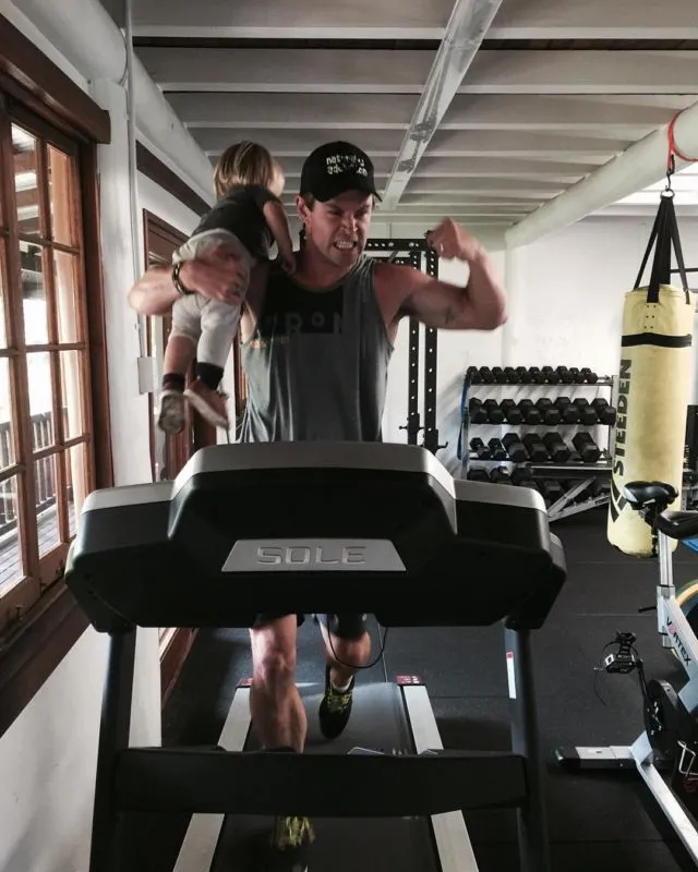 Hamish 'Hot Daddy' Gendong Baby Zalina Bikin Salfok! Ini 10+ Potret Papa Seleb Lain yang Momong Anak Juga! 23