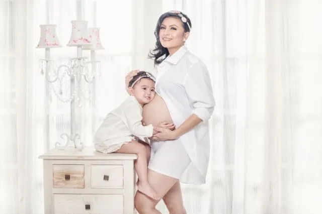10 Ide Maternity Photo Selebritas Bersama Anak Pertama. Malah Ngajak sang Kakak Ikut Sayang Adik, Kan? 14