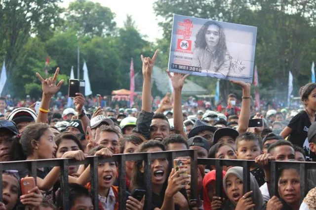 7 Kebiasaan Orang Jepang Saat Nonton Konser ini Patut Ditiru. Rame tapi Tetep Rapi, Kayak Upacara~ 13