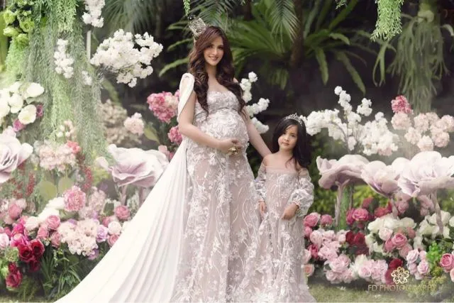 10 Ide Maternity Photo Selebritas Bersama Anak Pertama. Malah Ngajak sang Kakak Ikut Sayang Adik, Kan? 15