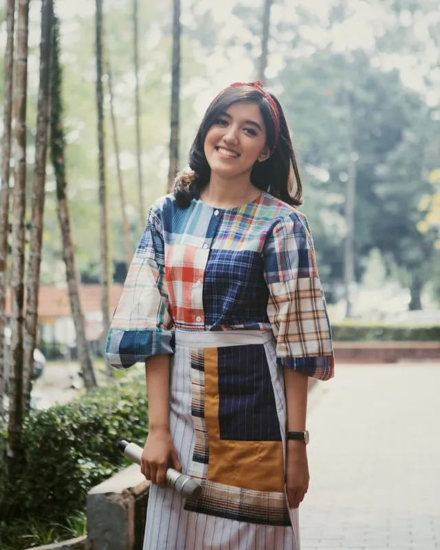 Sontekan 15 Padu Padan Busana Ciamik Ala Ify Alyssa. Nggak Pernah Takut Buat Tumpuk Motif dan Warna 30
