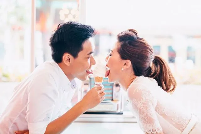 8 Properti ini Bisa Bikin Sesi Foto Prewedding Lebih Luwes. Nggak Biasa Berpose Pun Jadi Kelihatan Pantes 10