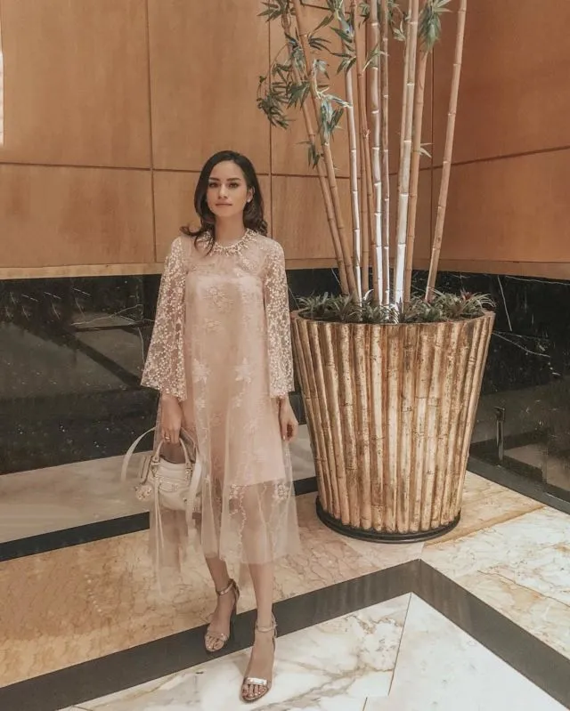 10 Inspirasi Model Baju Bukan Kebaya dari Kain Tule 11