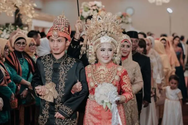 10 Potret Memukau Pengantin dari Pulau Sumatera. Pandangan Tak Bisa Beralih dari Indahnya Mahkota Mereka! 11