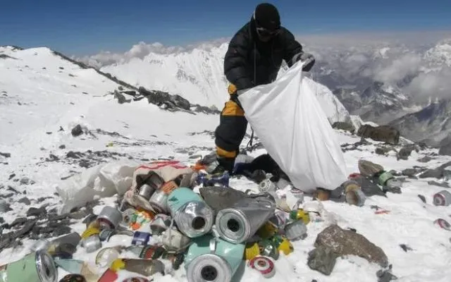8 Potret Miris Gunung Everest yang Dipenuhi Sampah. Saking Parahnya, Salah Satu Base Camp Ditutup 15
