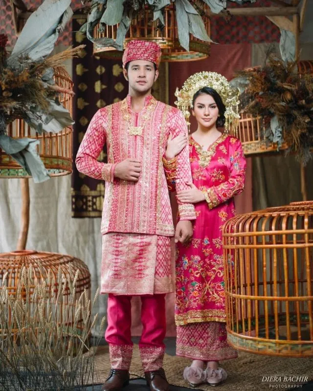 10 Foto Artis Prewedding dengan Riasan Adat Sumatera. Nggak Kalah dari Ammar Zoni dan Irish Bella! 12