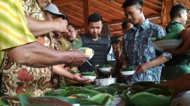 Mengenal Tradisi Sumsuman, Penutup Rangkaian Acara Pernikahan Jawa 5