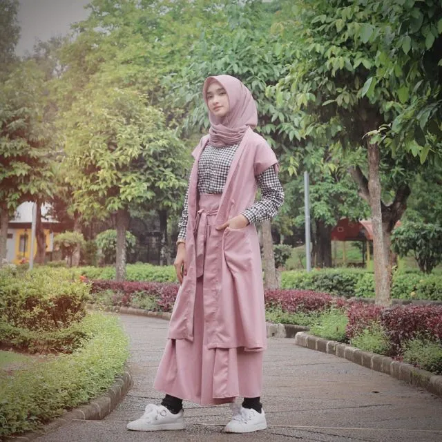 8 Pose Ala Selebgram ini Bisa Ditiru Biar Foto OOTD Nggak Lagi Kaku. Yuk Praktik Sama Fotografermu! 10