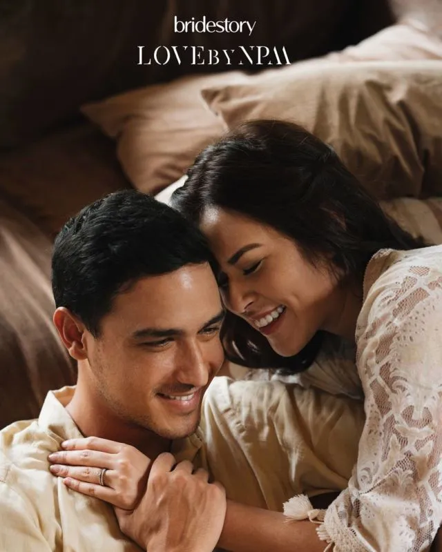 10 Foto Prewedding Indoor Ala Rumahan yang Elegan 12
