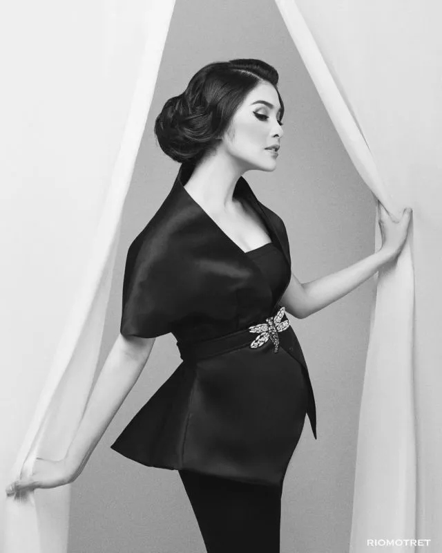 Intip Cantiknya Pose Kehamilan Raisa dalam Konsep Hitam Putih! 10 Ide Foto Serupa Ala Artis Ini Pun Layak Coba 15