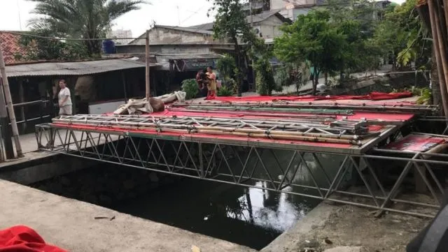 Viral Panggung Pelaminan Roboh, Pengantin dan Sejumlah Tamu Sampai Nyungsep Selokan. Kok Bisa Sih Begini? 4