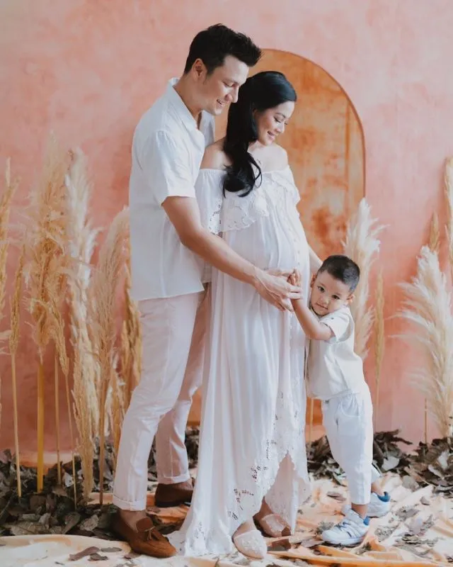 10 Ide Maternity Photo Selebritas Bersama Anak Pertama. Malah Ngajak sang Kakak Ikut Sayang Adik, Kan? 17