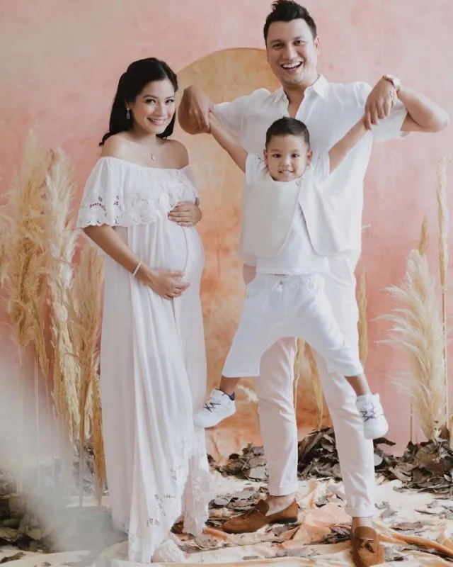 10 Ide Maternity Photo Selebritas Bersama Anak Pertama. Malah Ngajak sang Kakak Ikut Sayang Adik, Kan? 18