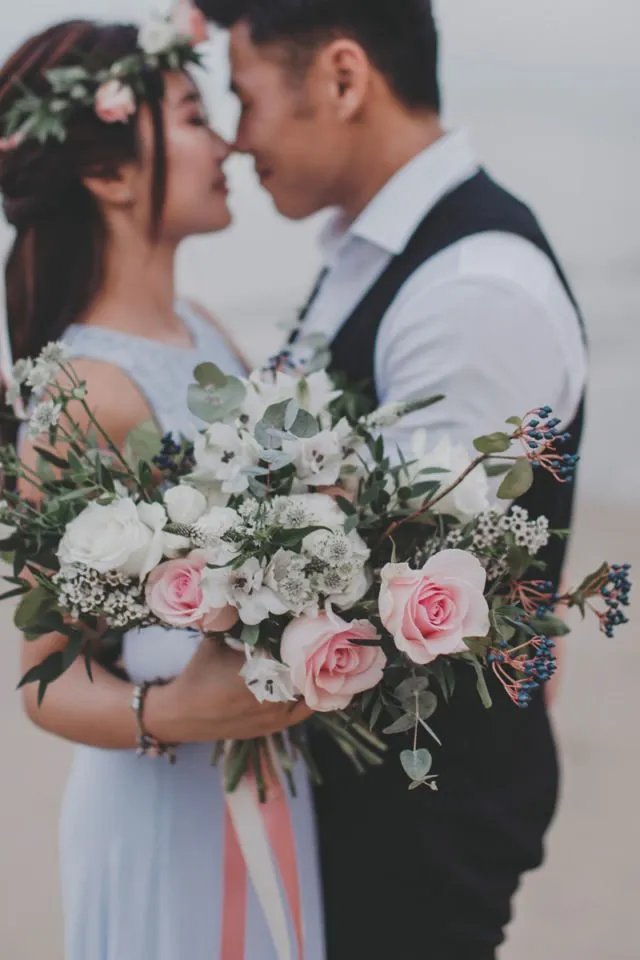 8 Properti ini Bisa Bikin Sesi Foto Prewedding Lebih Luwes. Nggak Biasa Berpose Pun Jadi Kelihatan Pantes 11