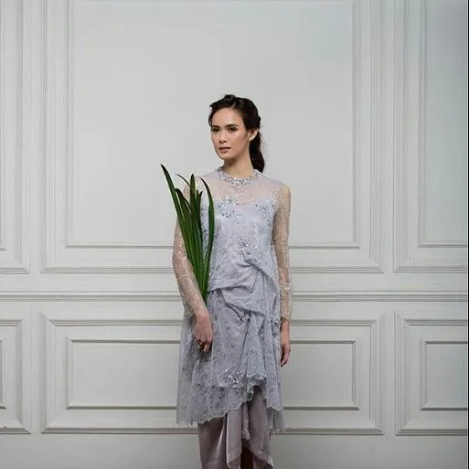 10 Inspirasi Model Baju Bukan Kebaya dari Kain Tule 13