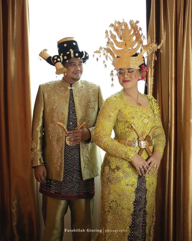 10 Potret Memukau Pengantin dari Pulau Sumatera. Pandangan Tak Bisa Beralih dari Indahnya Mahkota Mereka! 13