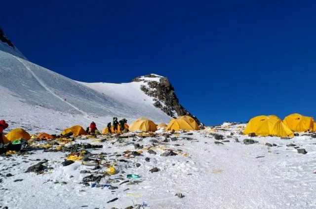 8 Potret Miris Gunung Everest yang Dipenuhi Sampah. Saking Parahnya, Salah Satu Base Camp Ditutup 16