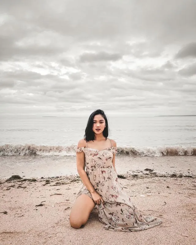 10 Ide Atasan Off Shoulder ala Selebgram yang Kecenya Kebangetan. Bikin Wajah Jadi Lebih Tirus Lo~ 19