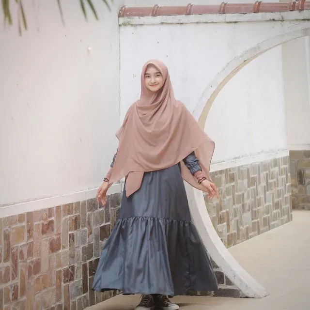 Inilah 12 Gaya Hijab Syar'i untuk Remaja Ala Bella Almira. Dipakai Sehari-hari Nggak Kelihatan Tua 20